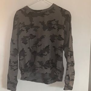Medium fabletics camo cropped sweatshirt